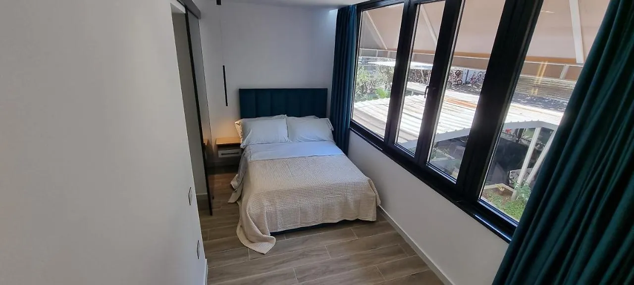 Deluxe Apartment Bllok ティラナ